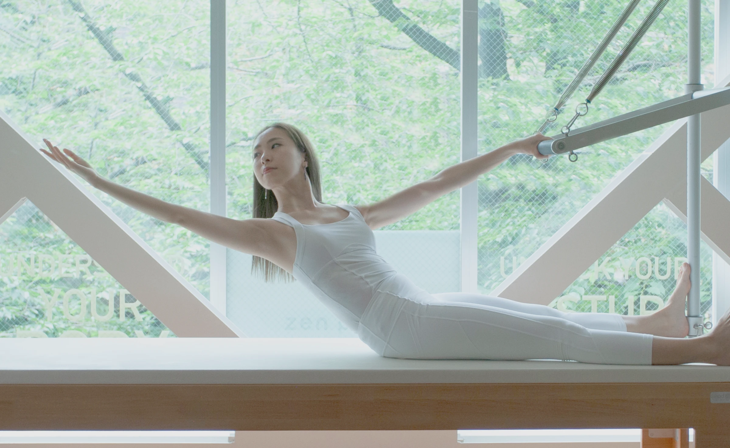 ピラティス専用マシンでインナーの筋肉が正しく働くようにサポート