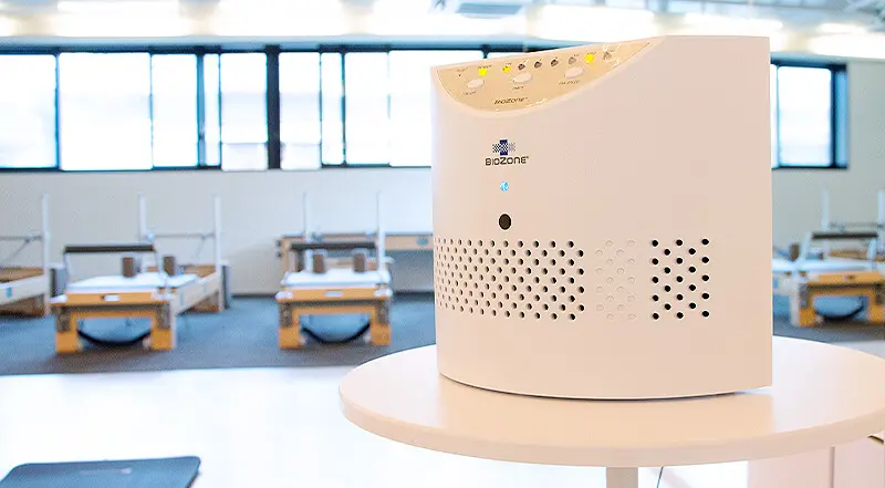 マシンピラティスをやっている女性の写真