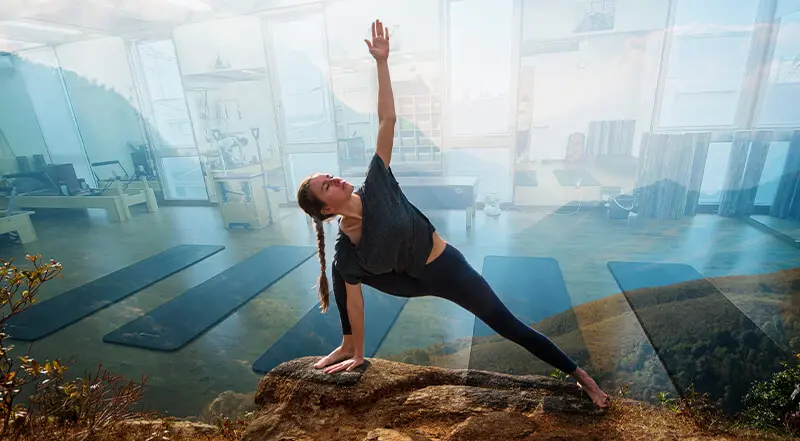 マシンピラティスをやっている女性の写真