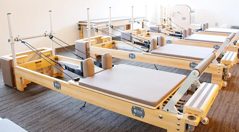 マシンピラティスをやっている女性の写真